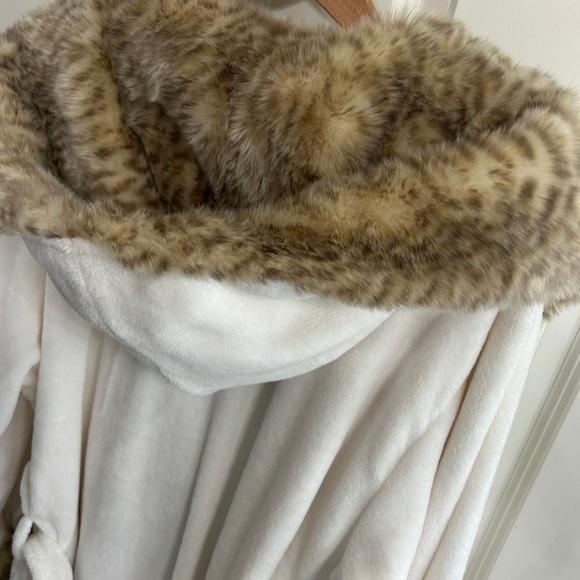 EUC Pottery Barn Cream Robe with Faux Fur Leopard Trim, size Large. Stunning. - Picture 6 of 11